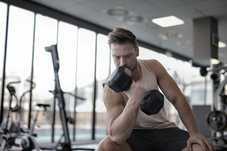 Krachtoefeningen om biceps te trainen